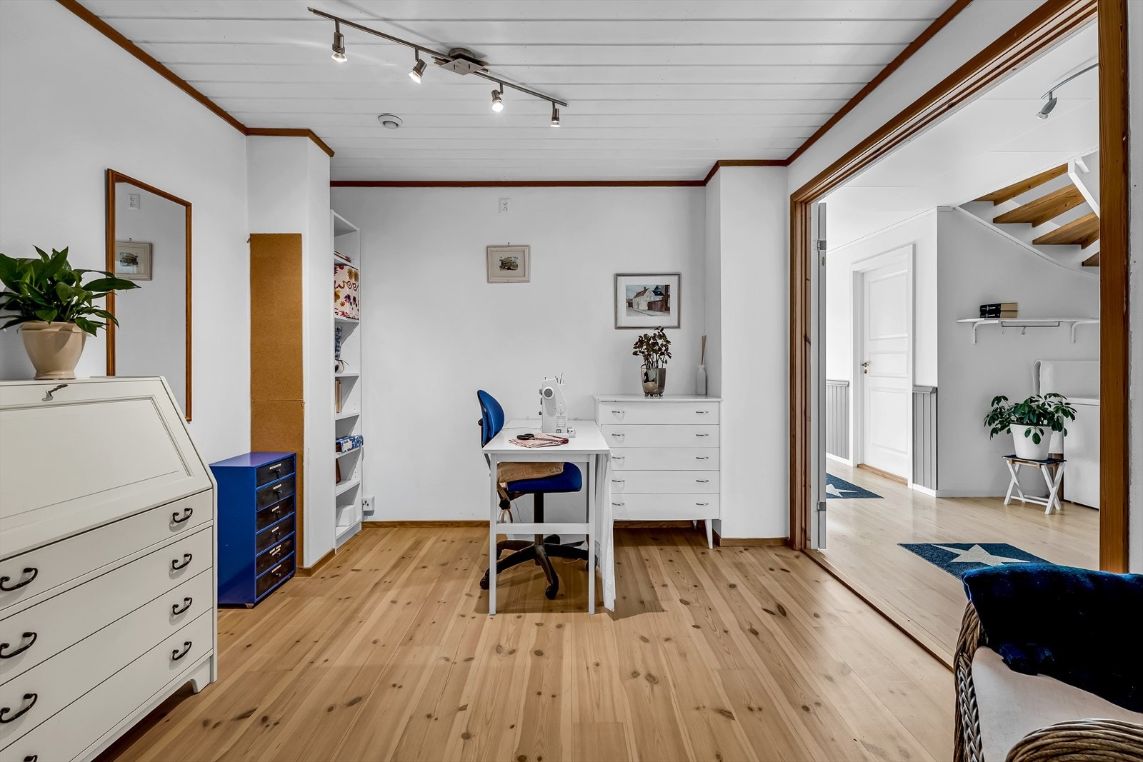 Hobbyrommet gir gode muligheter for kreative prosjekter eller praktisk oppbevaring. Galleribilde