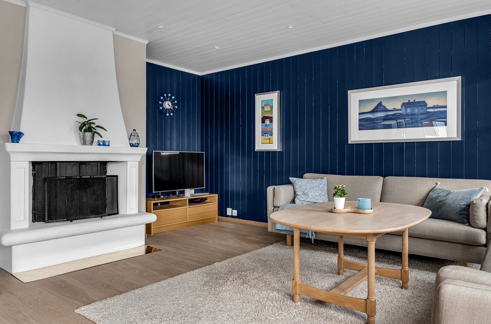 Første etasje domineres av en romslig stue med fleksibel planløsning og gode soner for ulike behov.
Fotograf: Håvard Daae Ronglien. Galleribilde