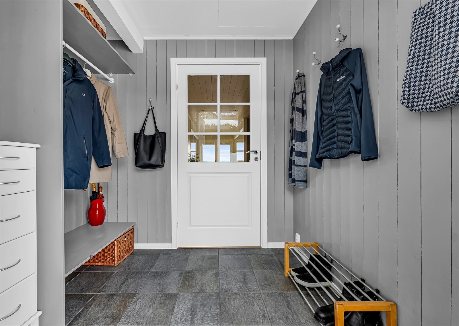 Fra entréen kommer du inn i en romslig trappegang som gir adkomst til etasjens rom og videre forbindelse til de øvrige planene i boligen. Galleribilde