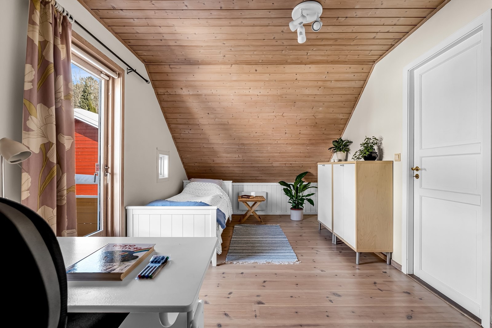 Rommet har en fin størrelse og passer godt som både barnerom, gjesterom eller hjemmekontor, alt etter behov. Galleribilde
