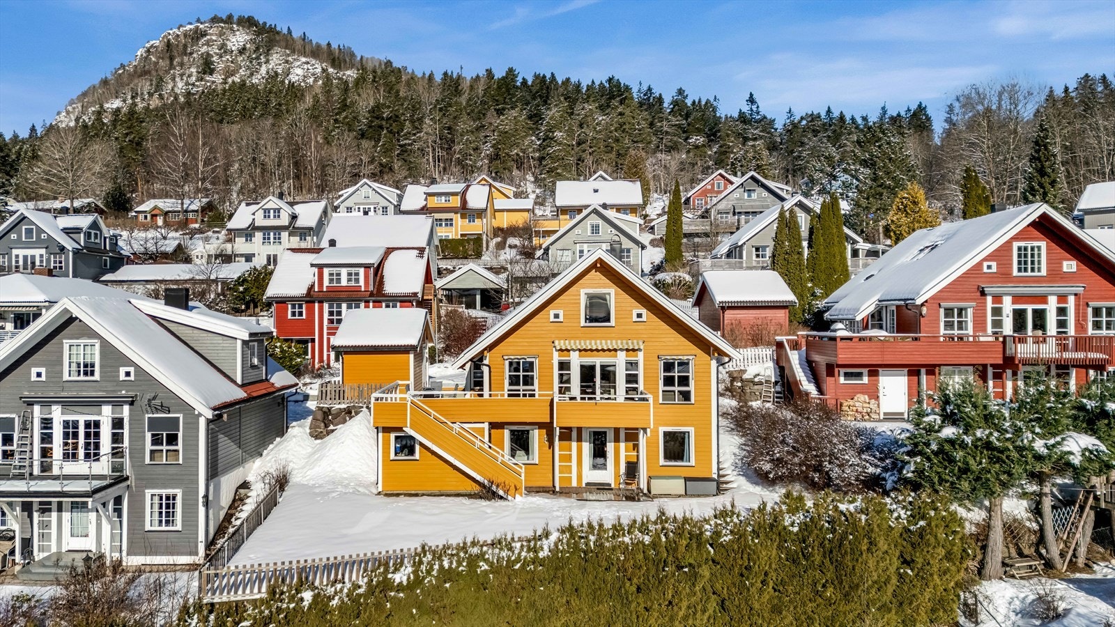 Boligen går over tre etasjer og har en gjennomtenkt planløsning som gir mange bruksmuligheter. Galleribilde