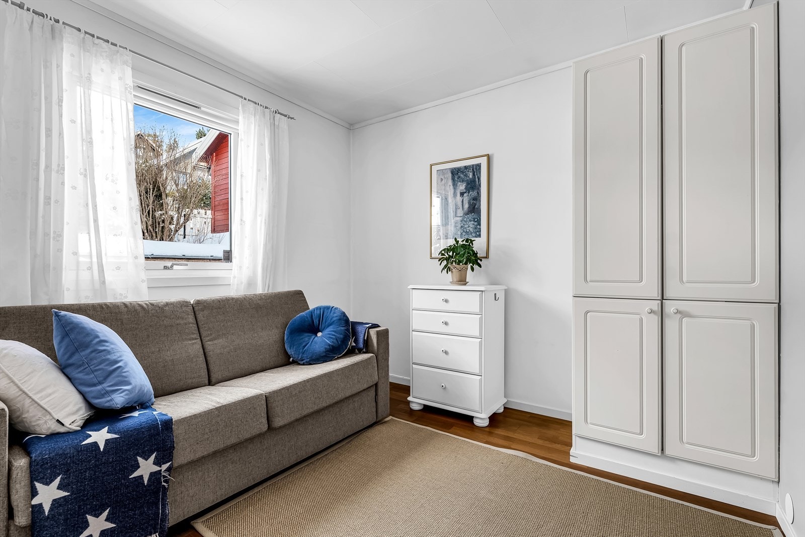 Soverom i boligens 1. etg.benyttes som ekstrarom, for gjester. God plass til stor seng og masse garderobeplass. Galleribilde