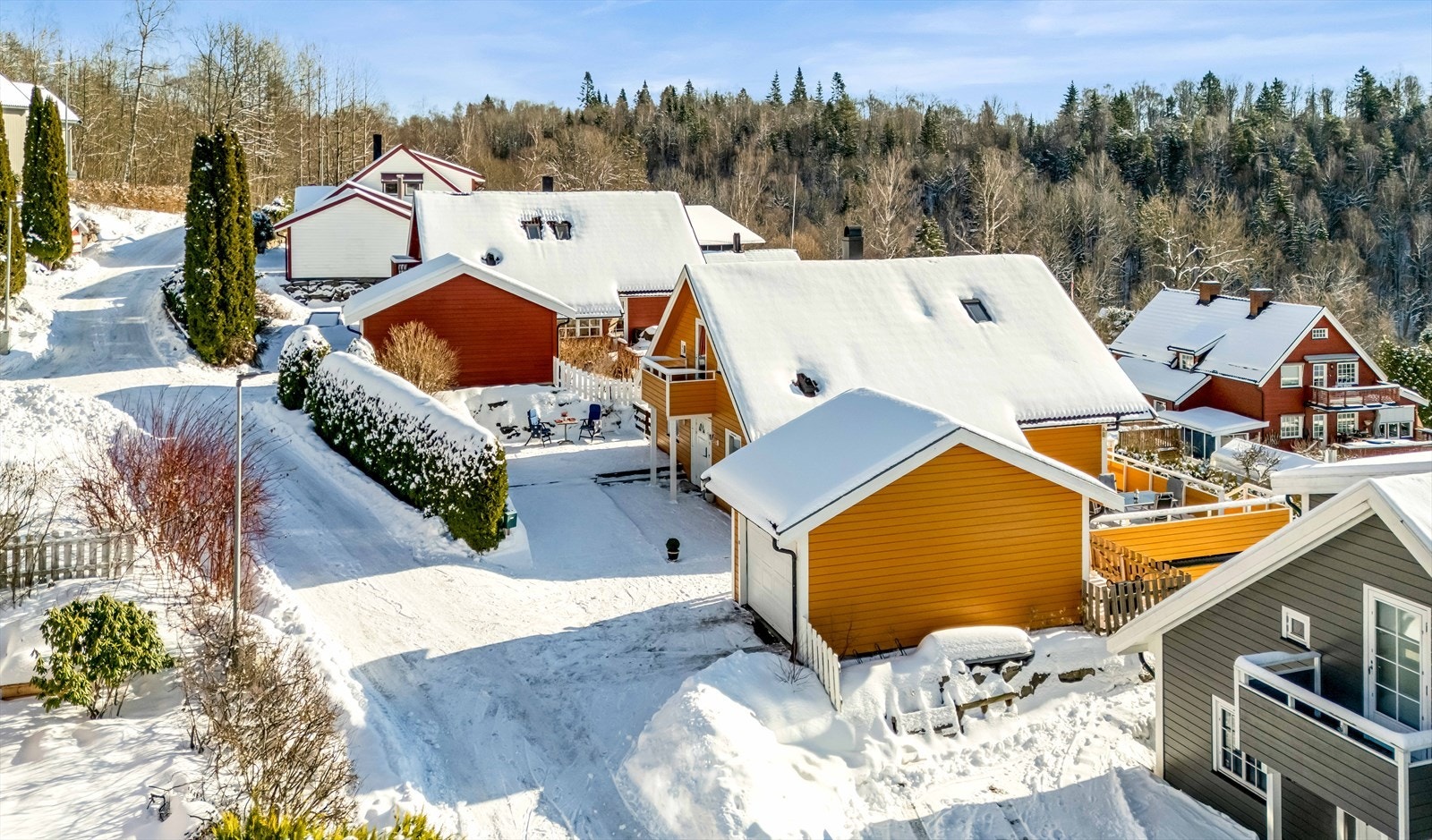 Fra boligen er det tilgang til turstien opp mot Kolsåstoppen. Galleribilde