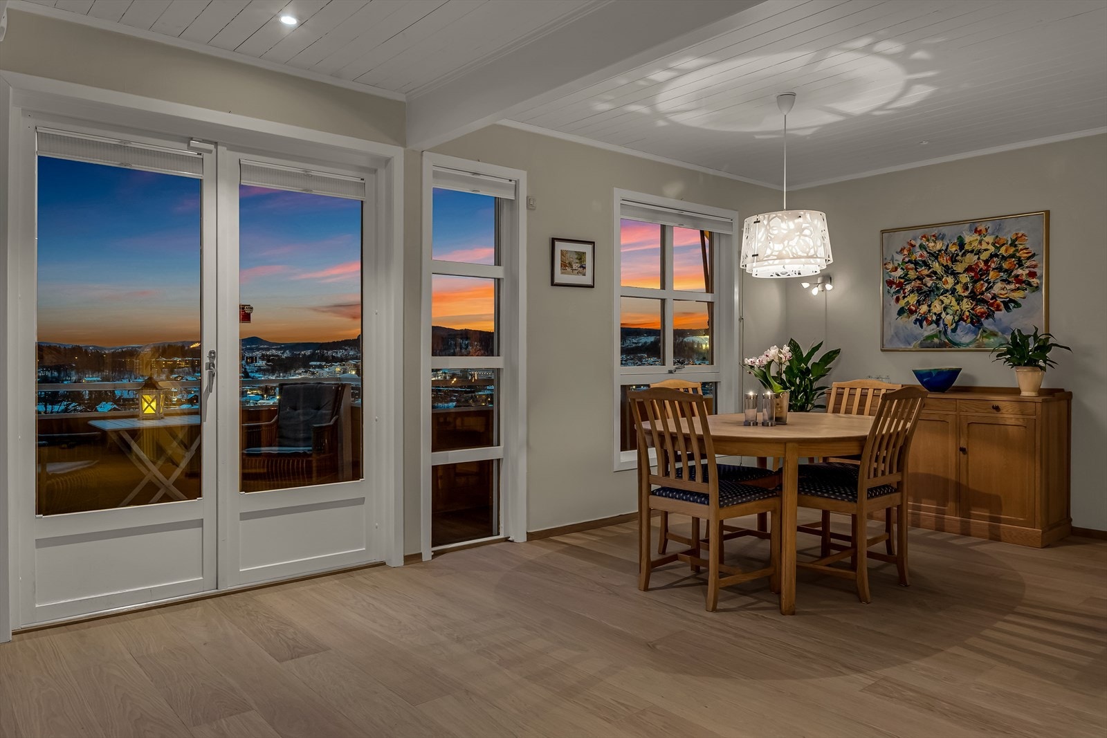 Spisestuen fremstår som lys og innbydende, med god plass til spisebord og sosialt samvær. Galleribilde