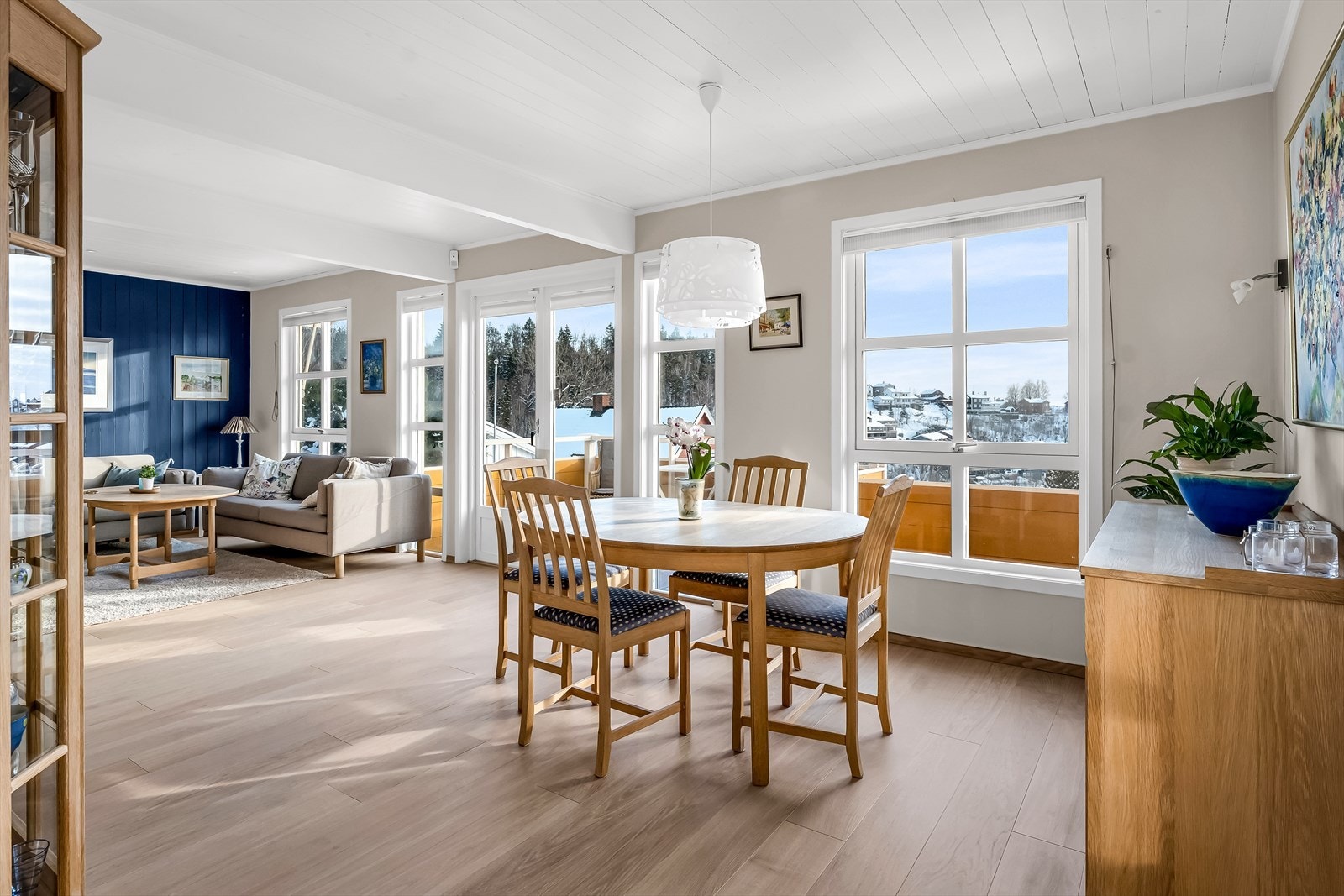 Kjøkkenet har en delvis åpen løsning mot stue og spisestue, som skaper en sosial og sammenhengende romfølelse. Galleribilde