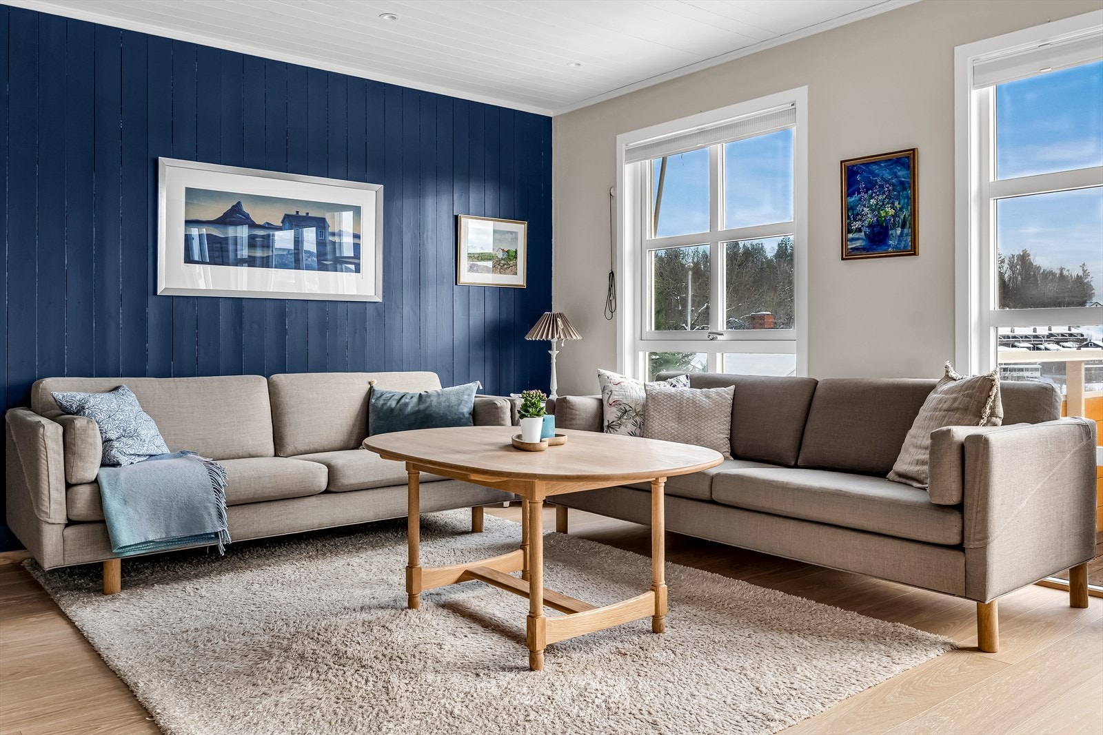 Her er det god plass til en komfortabel og innbydende sofagruppe. Galleribilde