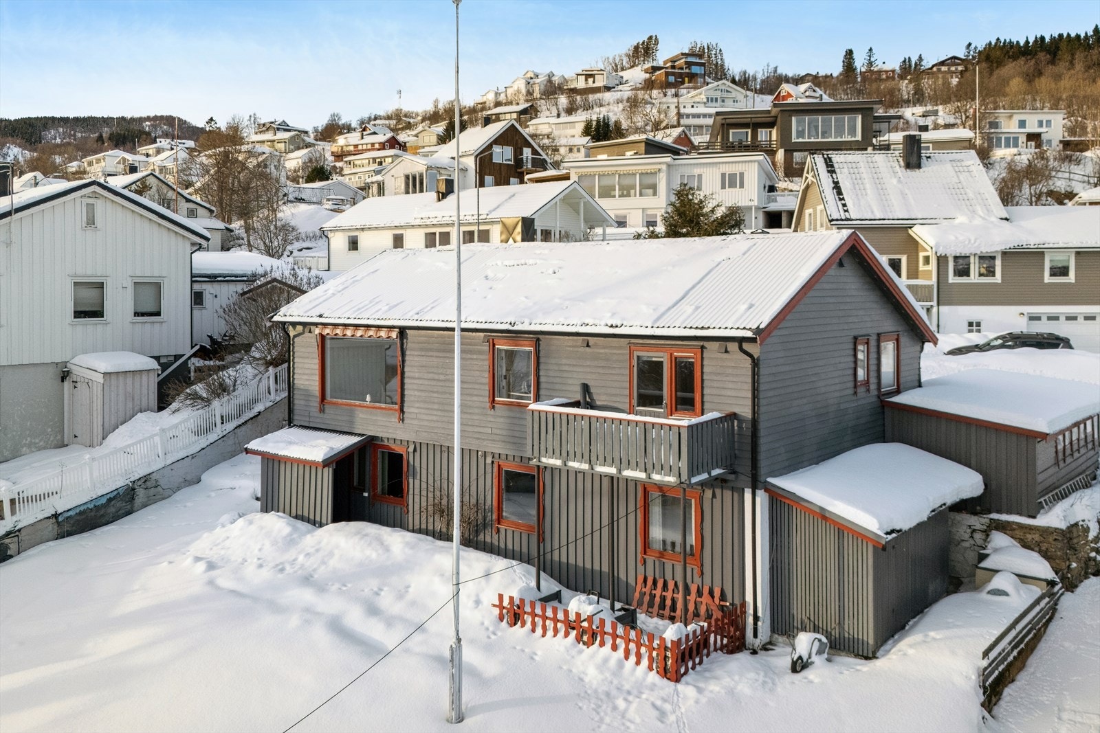 Her bor du fint til, kun ca. 2 km fra sentrum, i rolige og trygge omgivelser med lite trafikk og et godt bomiljø. Galleribilde