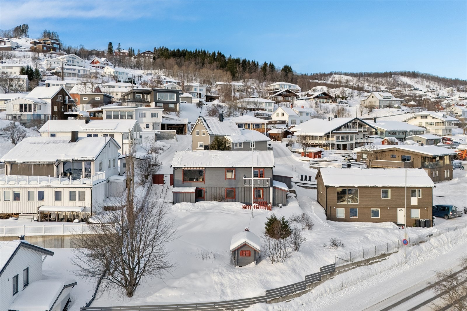 For den aktive byr nærområdet på fantastiske muligheter. Du kan spasere til sykehuset og flotte turområder som Folkeparken, eller ta turen opp i det populære løypenettet fra Harstadbotn mot Pevatnet, Musvannet og de omkringliggende fjellene. Galleribilde
