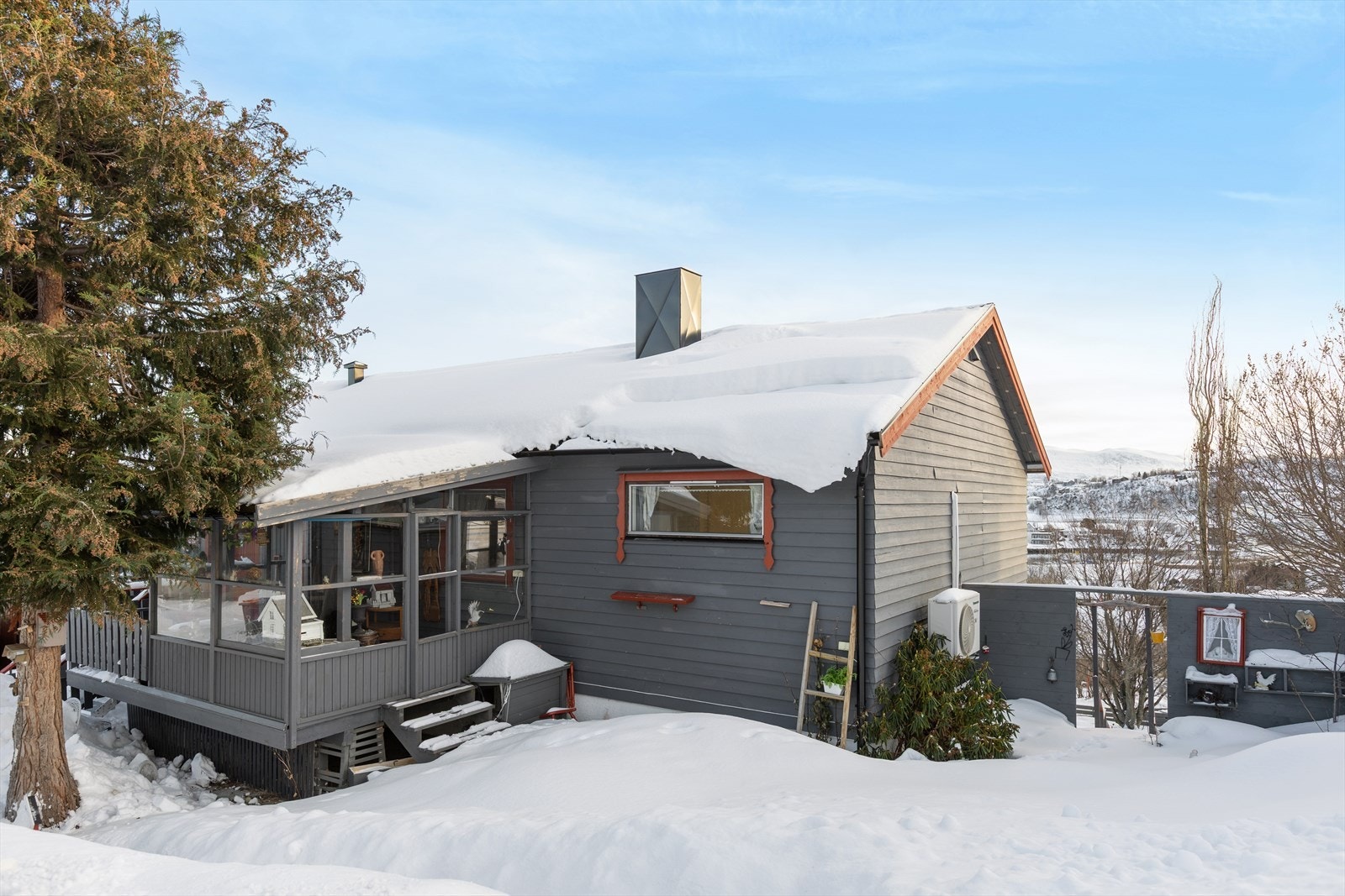 Eiendommen har flotte uteområder og en herlig innglasset balkong. Galleribilde