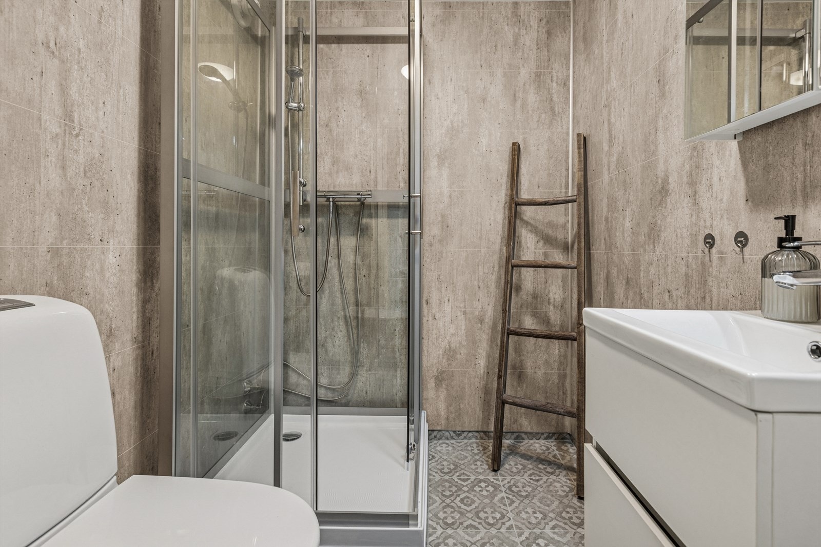 Bad fra 2022 med flislagt gulv og varmekabler. Galleribilde