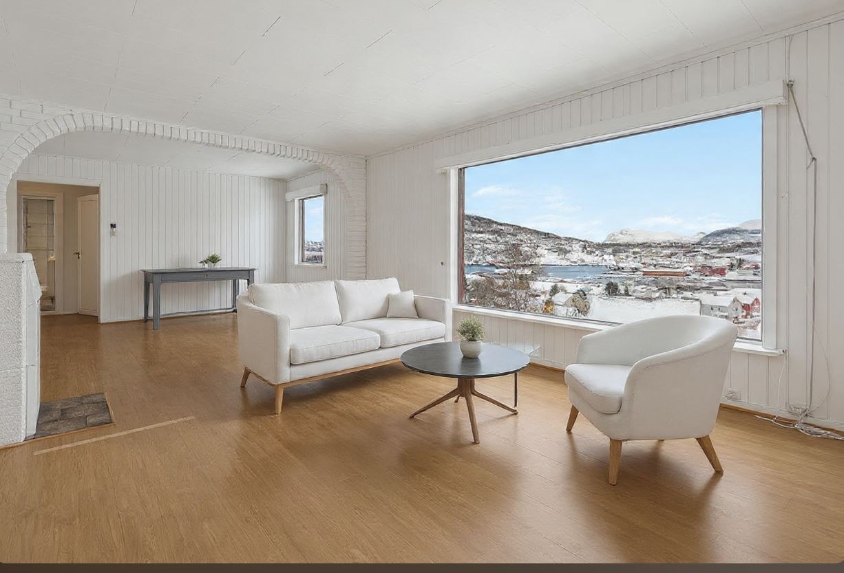 Vi beveger oss inn i en lys og romslig stue. Digital møblering. Galleribilde