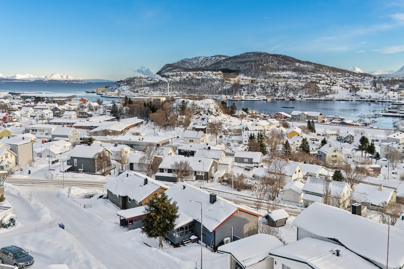Området er perfekt for barnefamilier. Innen kort gangavstand finner du både barne- og ungdomsskole, barnehager, idrettsanlegg med hall og fotballbane, samt butikk, bakeri, frisør og busstopp. Galleribilde