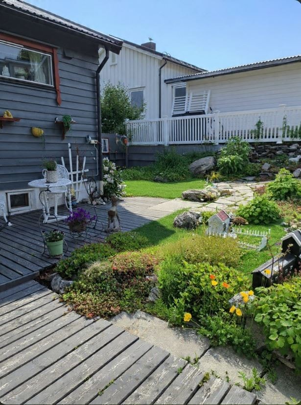 Selgers private bilder fra hagen på forsiden, midtsommer. Galleribilde