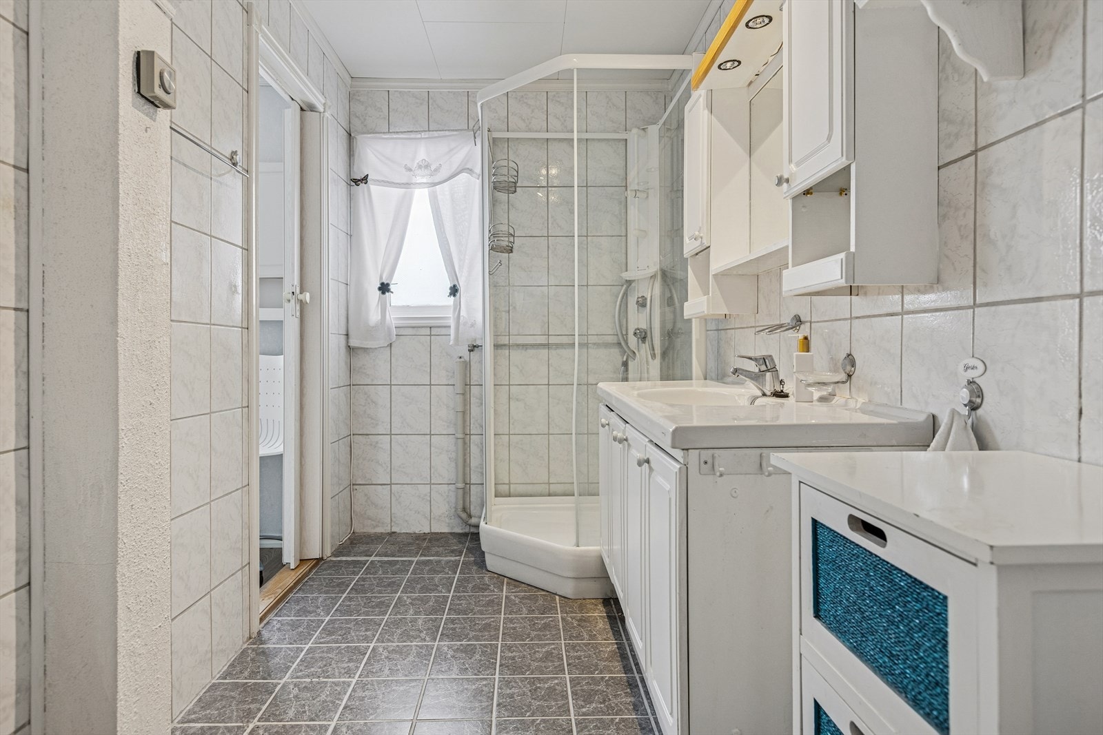 Lyst og pent bad med flislagte overflater og behagelige varmekabler i gulv. Galleribilde