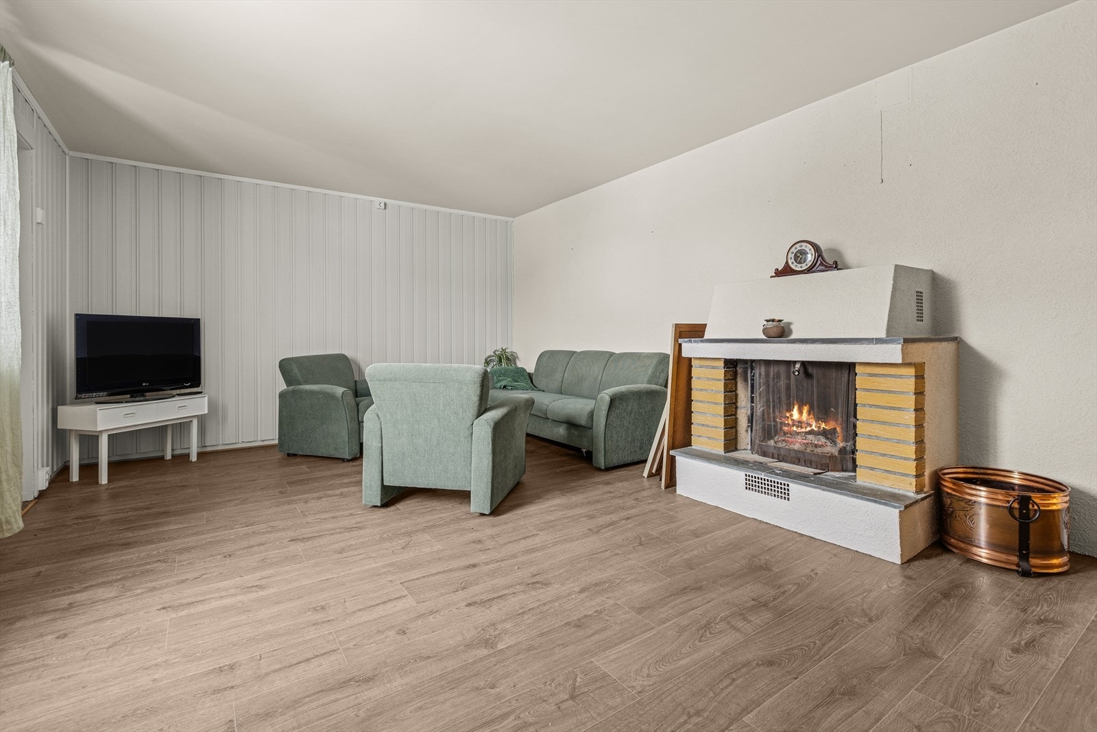 Her får en plass for en trivelig sofakrok, tv og øvrig møblement. Den åpne peisen varmer godt. Galleribilde