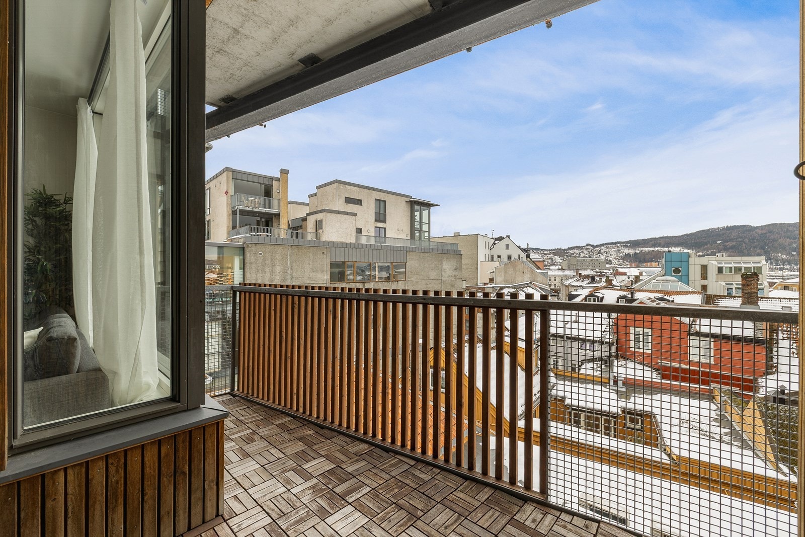 Fra stuen er det direkte adkomst til en romslig, vestvendt balkong på 4,5 m². Galleribilde