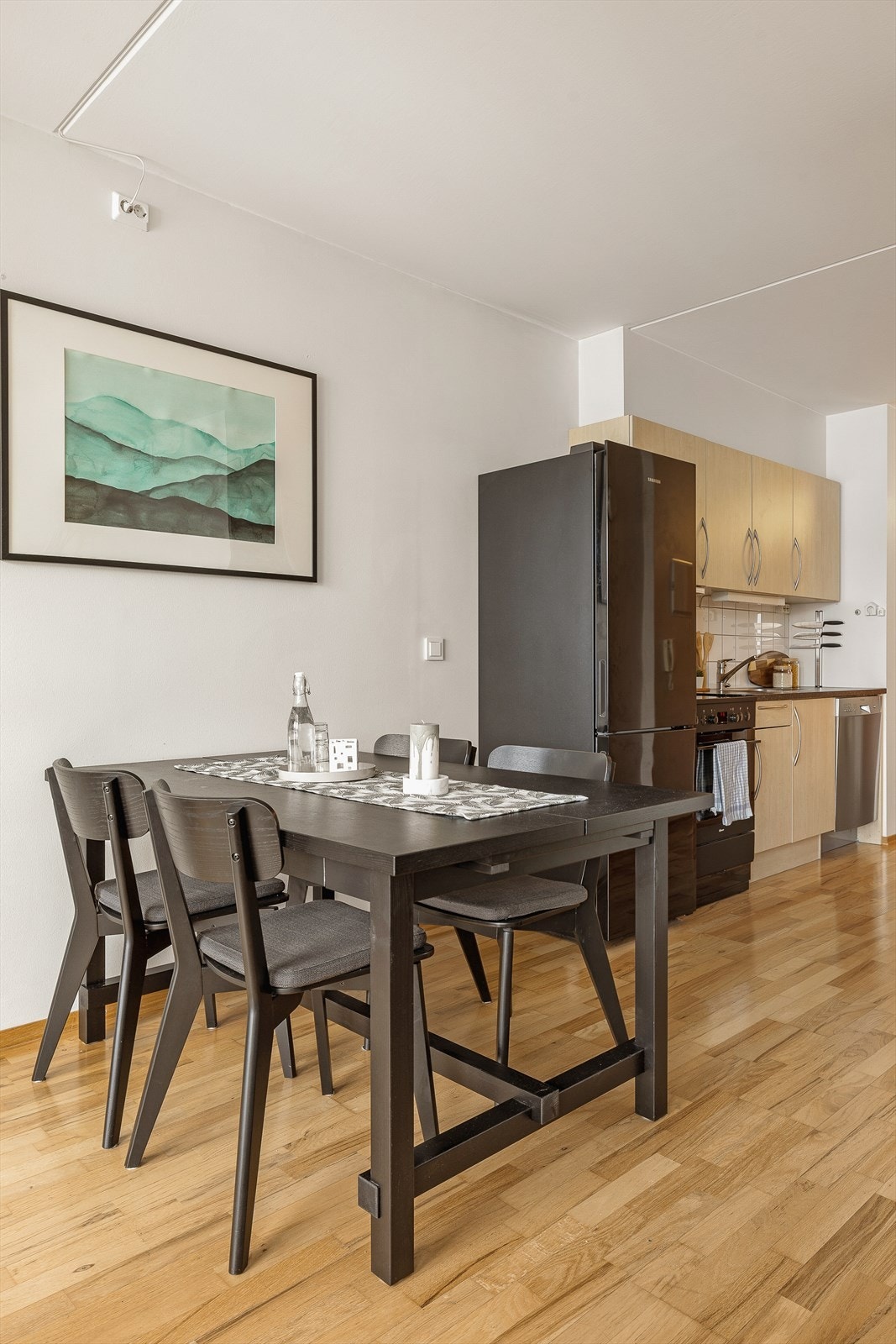 Den naturlige spiseplassen binder sammen kjøkken- og stuedelen. Galleribilde