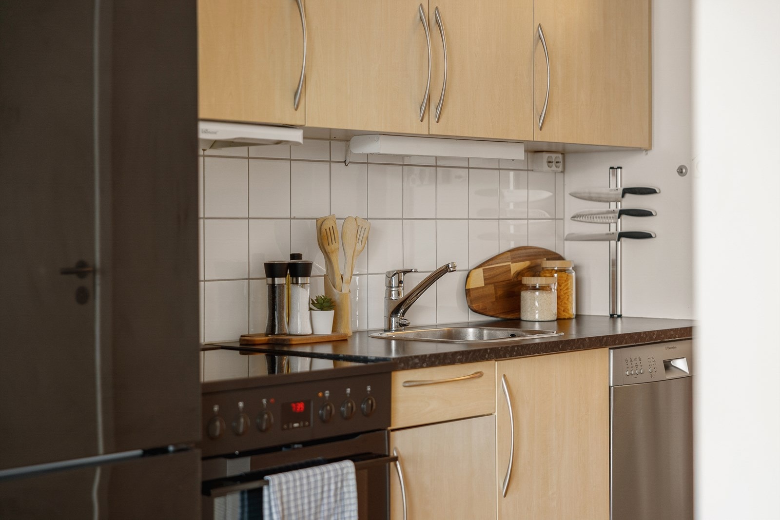 Planløsningen gjør det enkelt å lage mat samtidig som man har kontakt med stue og spiseplass. Galleribilde