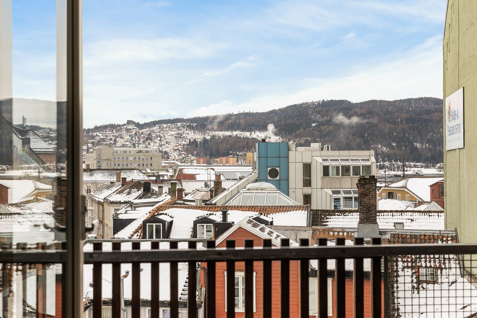 Leiligheten har en svært god intern beliggenhet i bygget, med rikelig utsyn og gode solforhold. Galleribilde