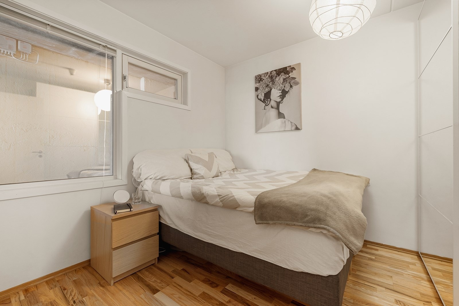 Lyst og romslig soverom på ca. 9 m², med god plass til dobbeltseng og tilhørende møblement. Rommet har også en stor skyvedørsgarderobe som gir rikelig med oppbevaringsplass. Galleribilde