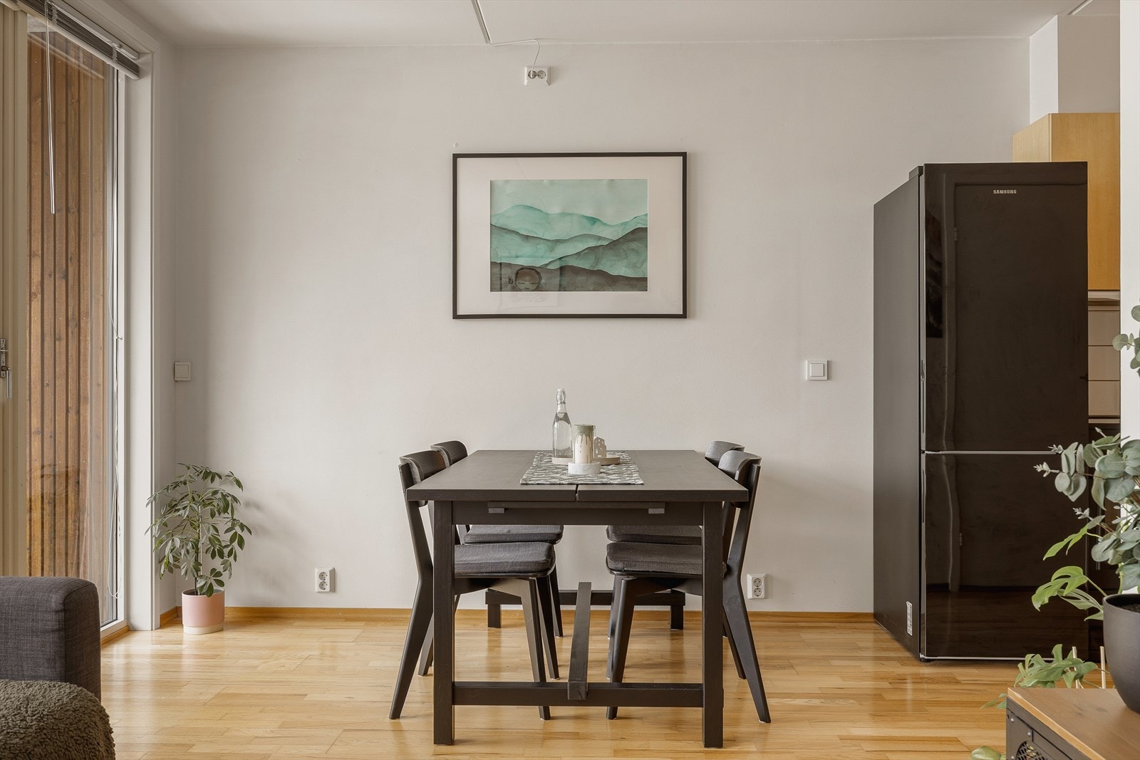 Tilbaketrukket og rolig, men samtidig midt i smørøyet - her bor du med umiddelbar tilgang til alt Midtbyen tilbyr av butikker, kaféer og kulturtilbud. Galleribilde