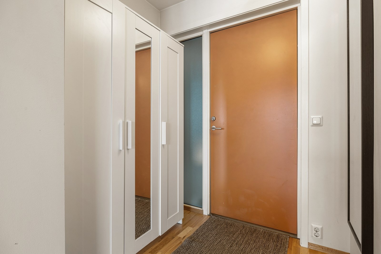 Entréen er romslig og innbydende, med god plass til oppbevaring av yttertøy. Galleribilde