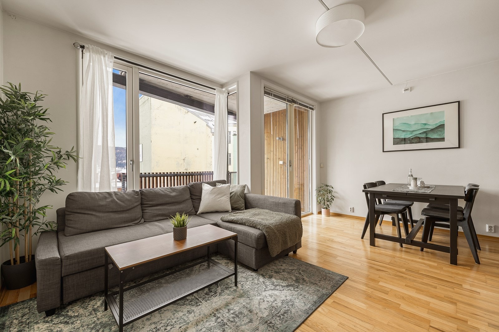 Den praktiske utformingen av stuen gir god plass til et romslig spisebord. Galleribilde