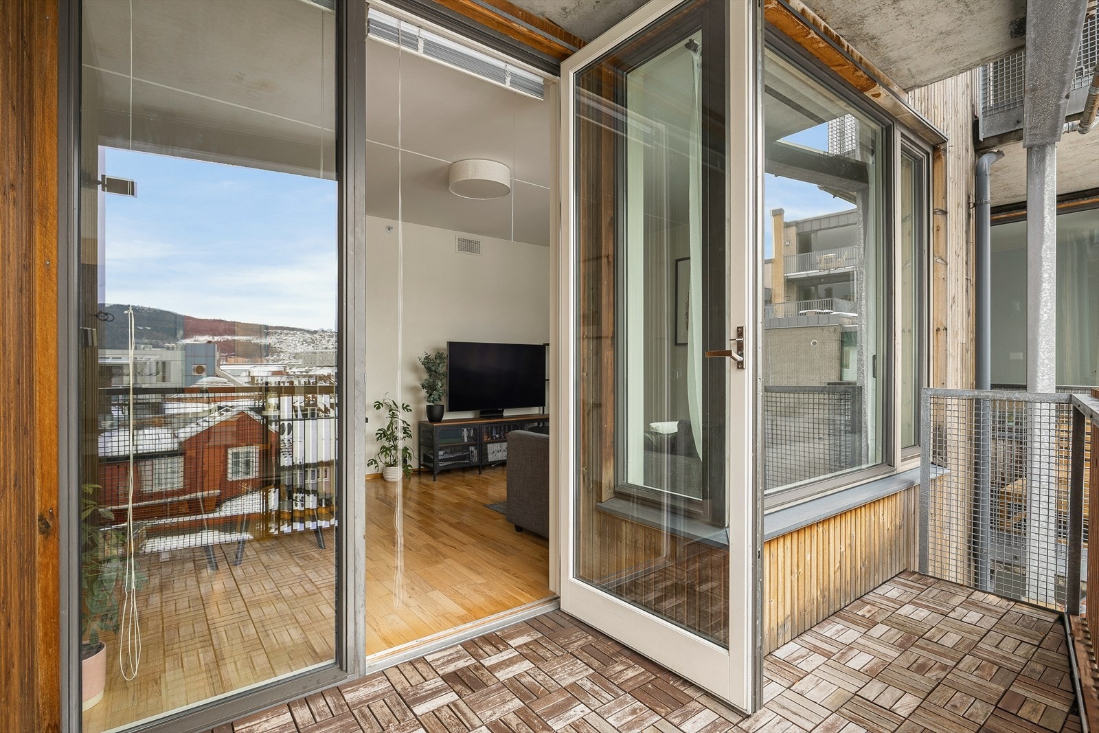 Balkongen har takoverbygg, som gir mulighet for flere bruksdager i året. Her kan man virkelig nyte fine sommerdager! Galleribilde