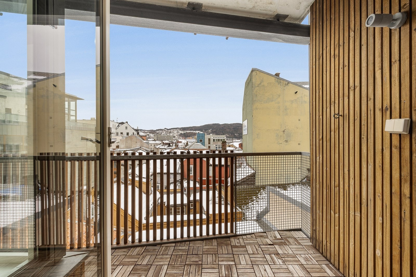 Leiligheten ligger i byggets 4. etasje og har en attraktiv beliggenhet midt i hjerte av Trondheim sentrum. Galleribilde