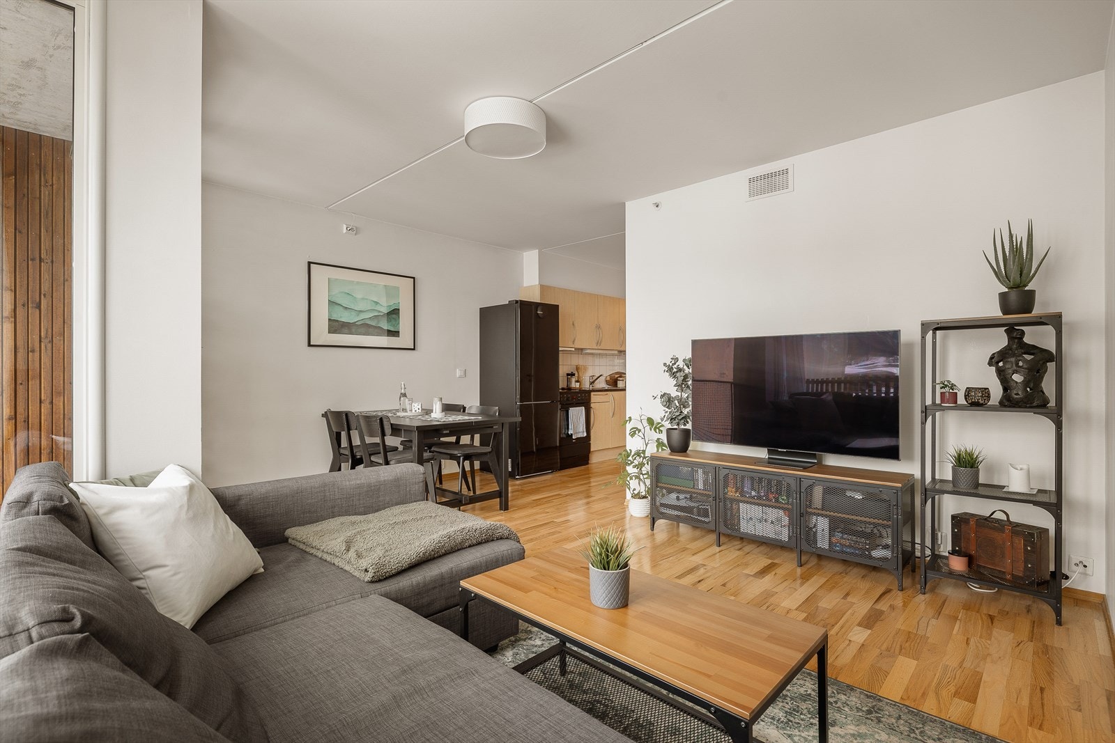 Forutsigbare boutgifter, hvor felleskostnadene inkluderer bl.a. strøm, internett, kabel-TV og fjernvarme. Galleribilde