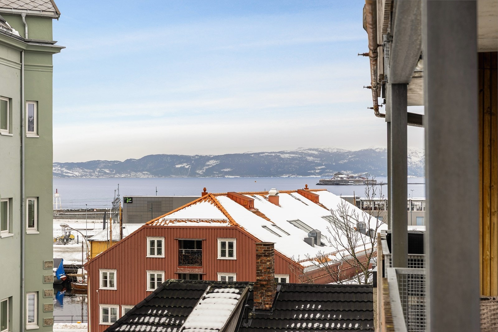 Fra balkongen kan man nyte utsikten mot Trondheimsfjorden, med Fosenalpene som bakteppe. Galleribilde