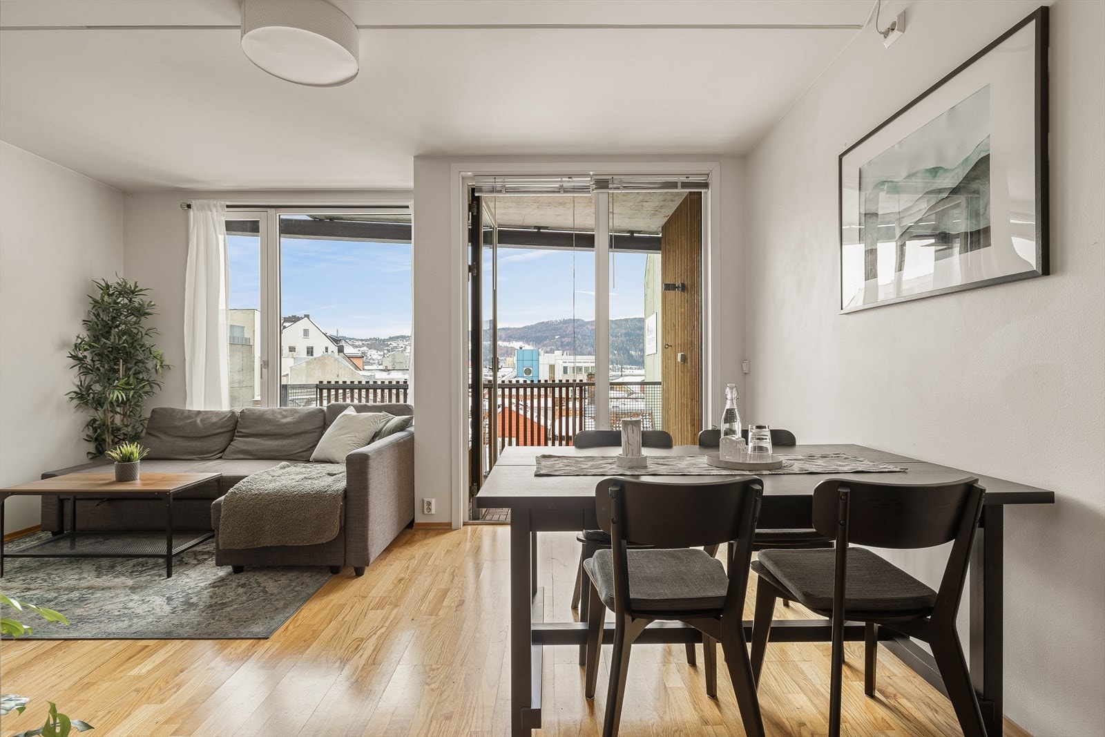 Emera Eiendomsmegling ved Adrian Dyrstad har gleden av å presentere Ørjaveita 2! Foto: Julian Nonstad. Galleribilde