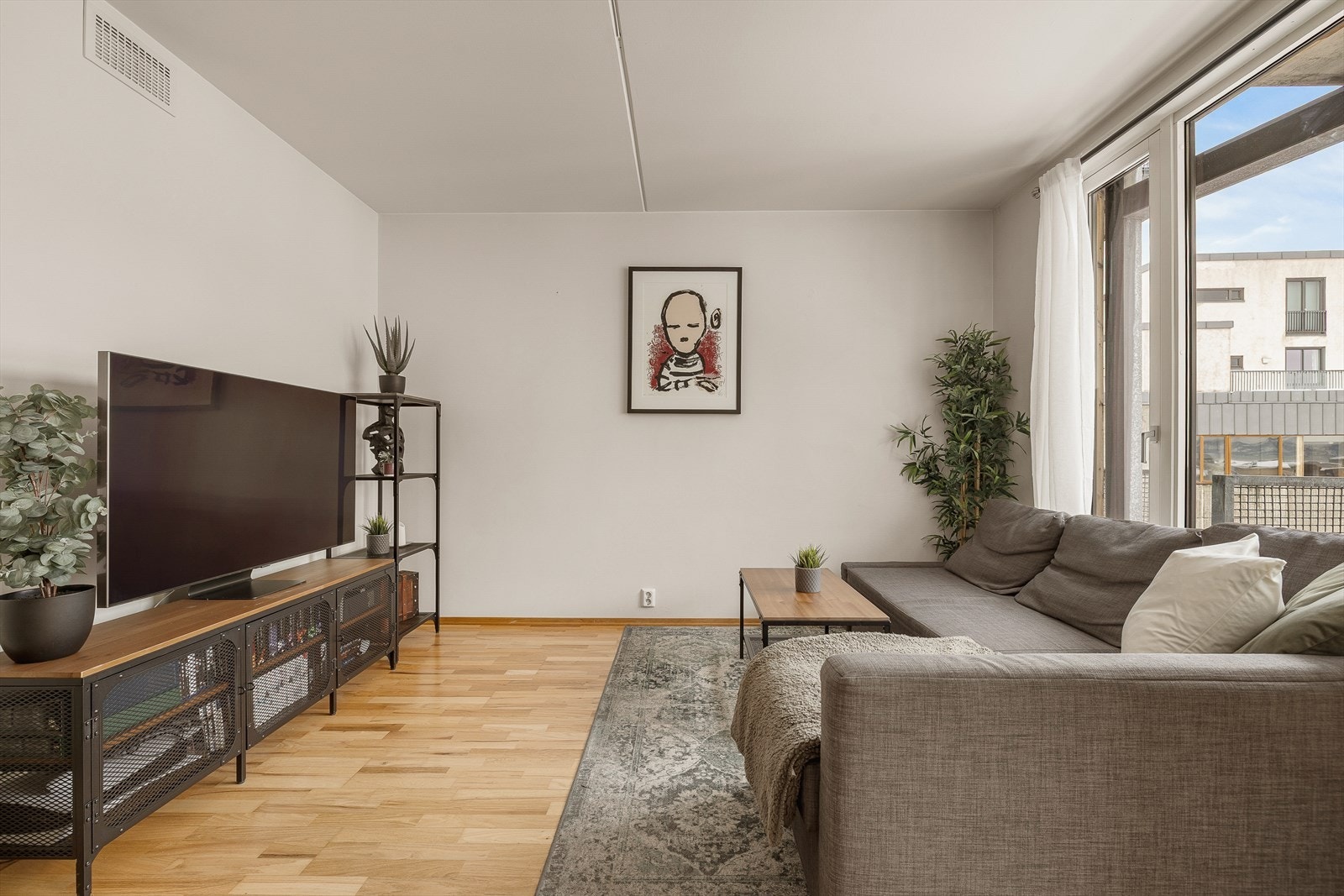 Stuen måler 16,5 m² og har god plass til ønsket møblement. Galleribilde