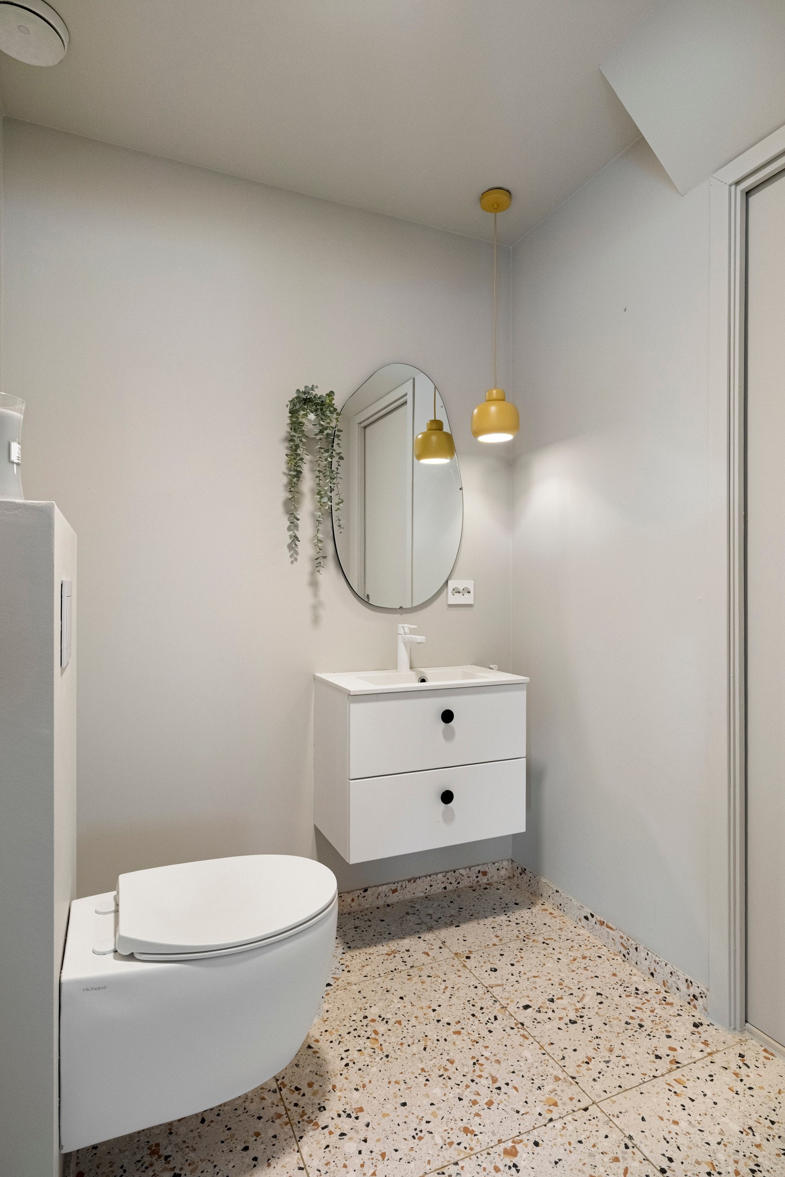 Gjestetoalettet ble oppgradert i 2022 og fremstår som moderne og stilrent. Galleribilde