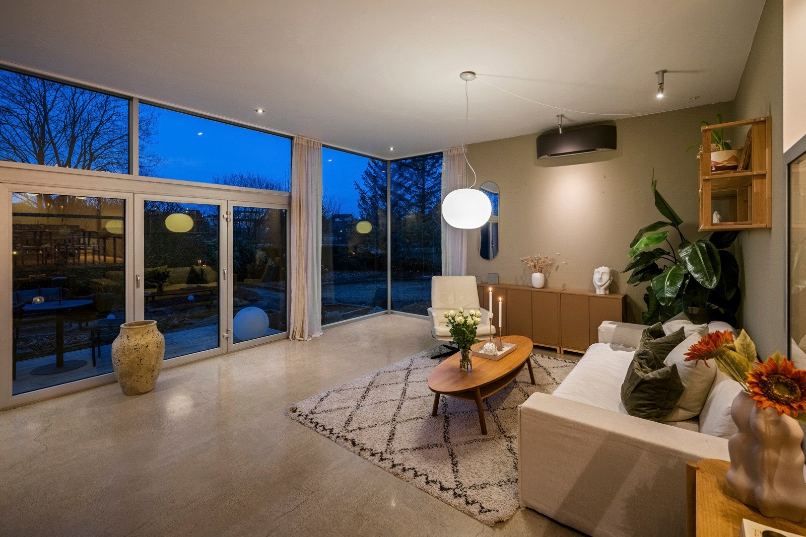 Varmepumpe sørger for jevn og behagelig temperatur året rundt. Galleribilde