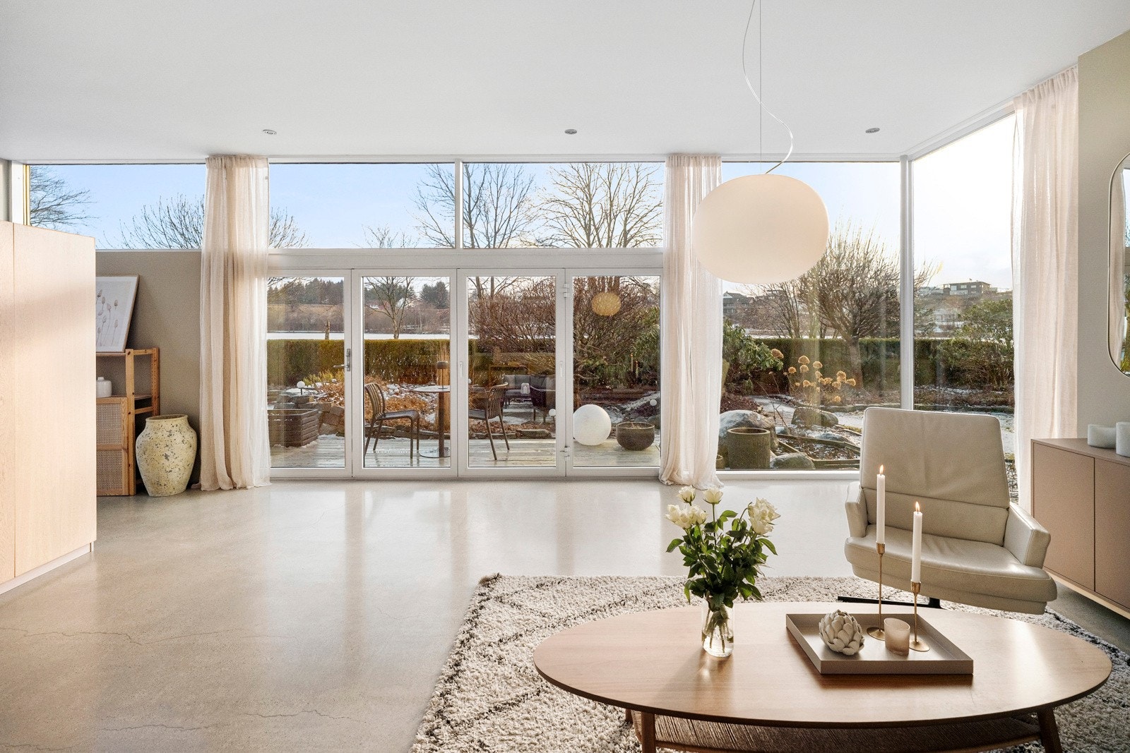 Hovedstuen er stor og lys med betydelige vindusflater som gir rikelig med dagslys gjennom hele året. Galleribilde