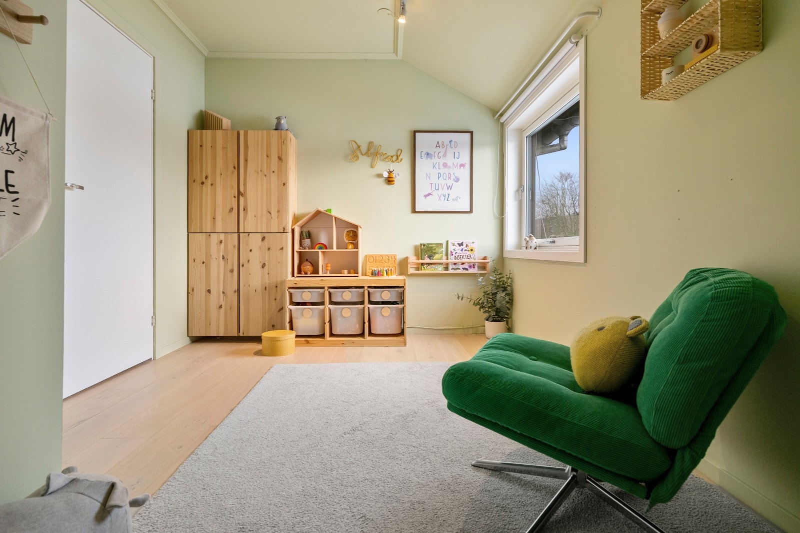 Soverom av god størrelse med ny parkett fra 2022. Galleribilde