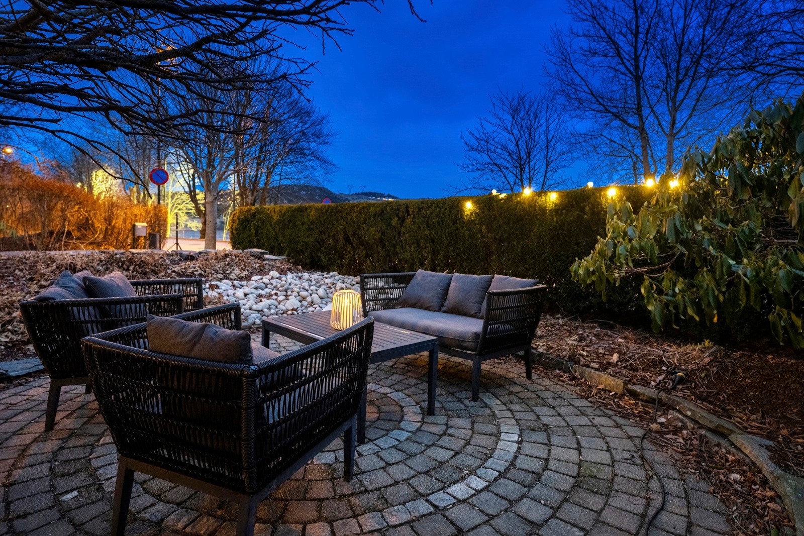 Hagen er anlagt tett og smart, noe som gjør vedlikeholdet enkelt og gir minimalt med ugress. Galleribilde