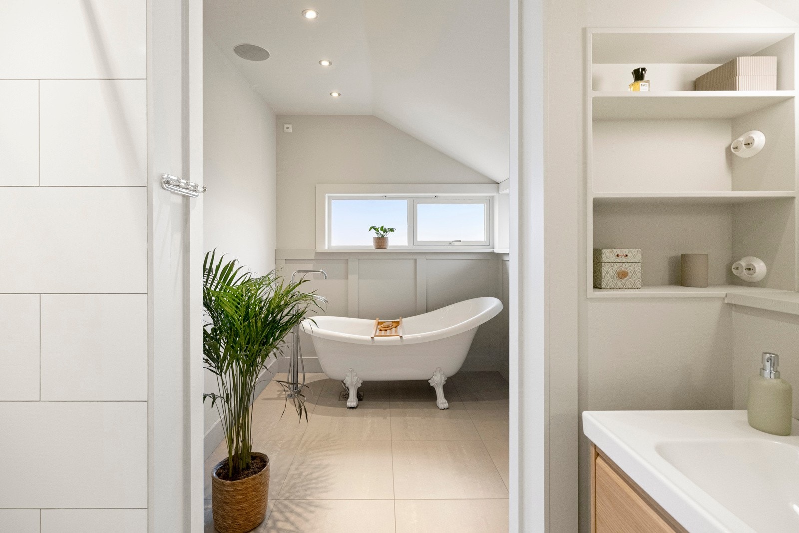 Badet i 2. etasje er romslig og lyst, med store fliser på gulvet, samt behagelig gulvvarme. Galleribilde