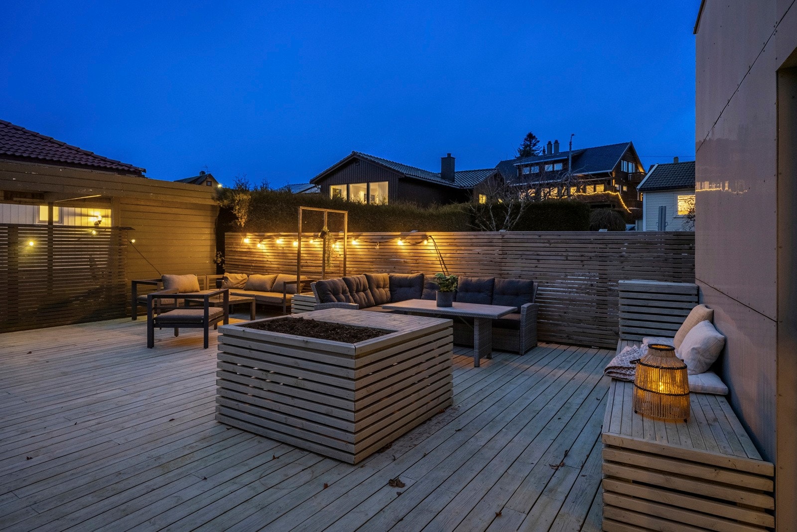 Uteområdet har flere hyggelige soner for opphold. Galleribilde