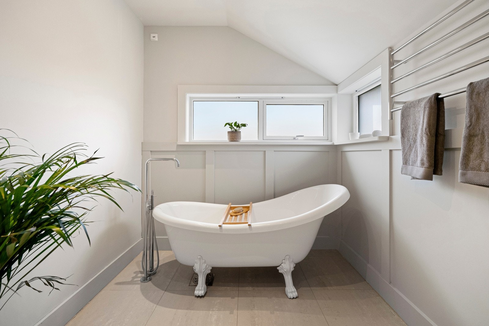 Veggene er lyse og tidløse, noe som gir rommet en lys og luftig følelse. Galleribilde