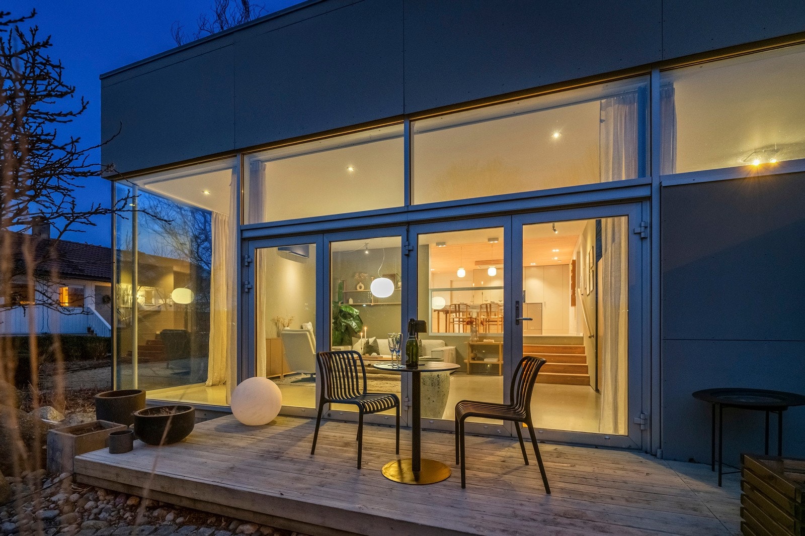 Boligen har to terrasser som gir fleksible bruksmuligheter gjennom hele dagen. Galleribilde