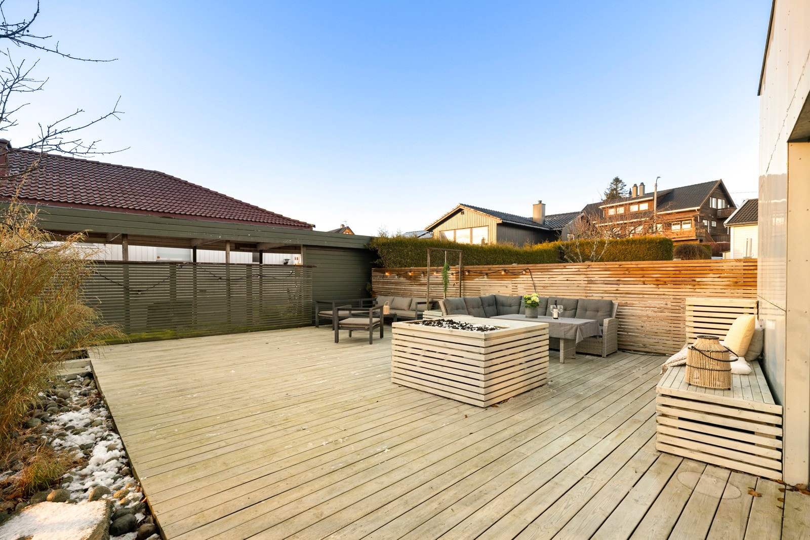 Hovedterrassen vender mot sør, med sol fra morgen til kveld. Galleribilde