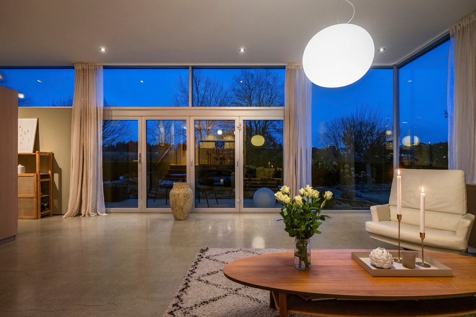 Det er god plass til flere sittegrupper, enten man ønsker en sosial sone for gjester eller en lun krok for rolige kvelder. Galleribilde