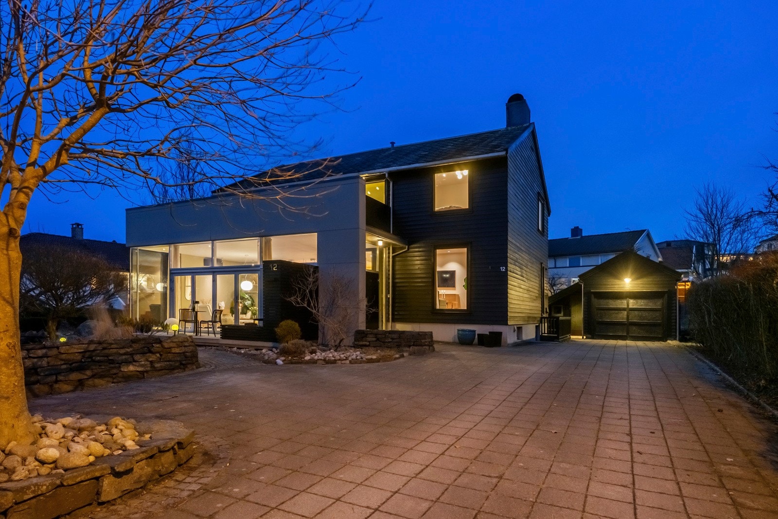 Parkering gjøres i garasje og i egen innkjørsel. Det ble montert elbil lader utendør i 2020. Galleribilde