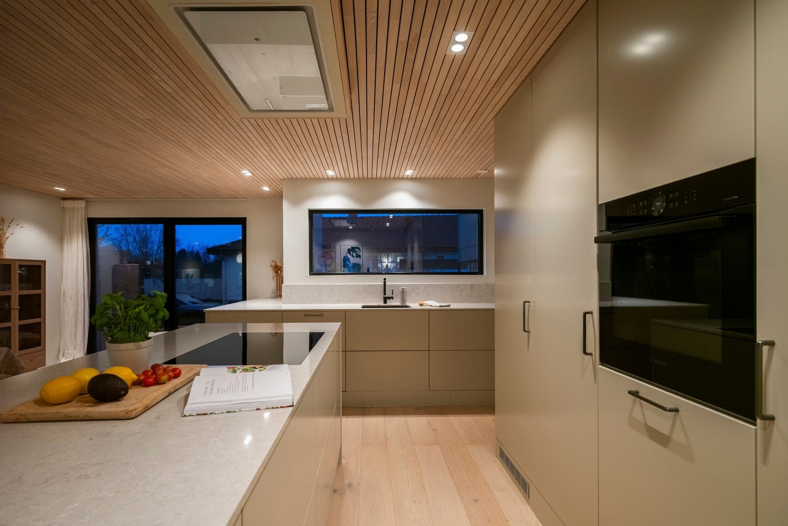 Kjøkkenet ble oppgradert i 2022 av Drømmekjøkken og fremstår som et moderne og gjennomført rom med høy standard. Galleribilde