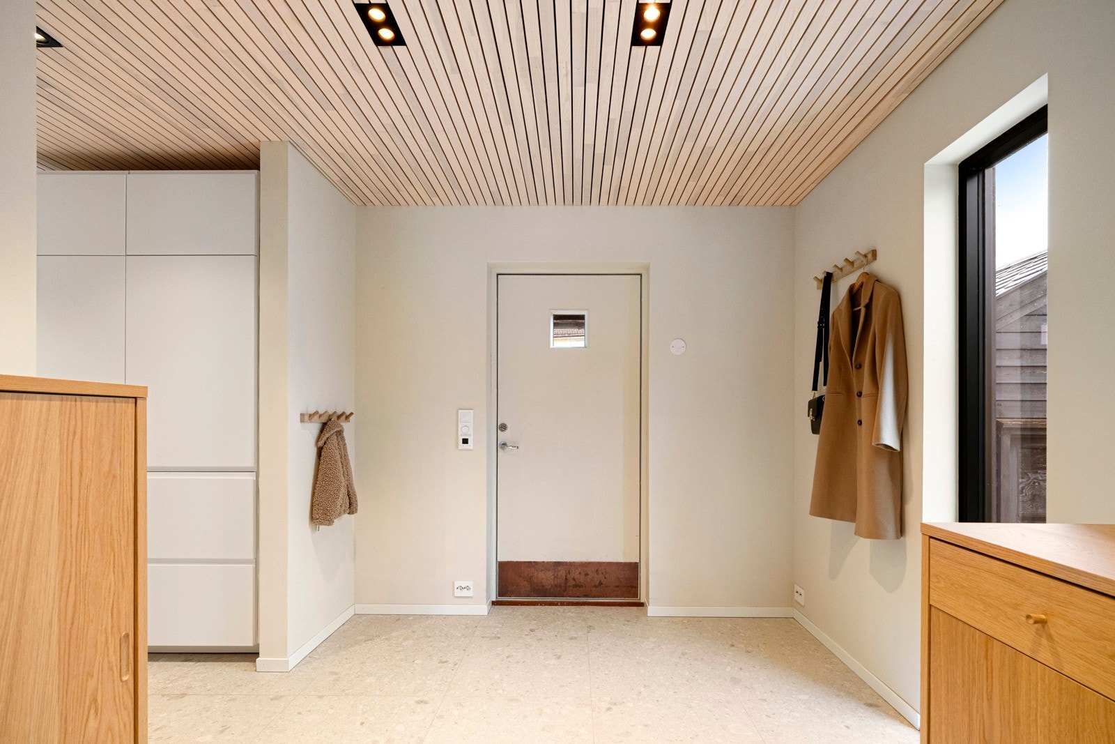 Store, flotte fliser på gulvet kombineres med lyse vegger og moderne spiler i taket, mens downlights sørger for god belysning. Galleribilde