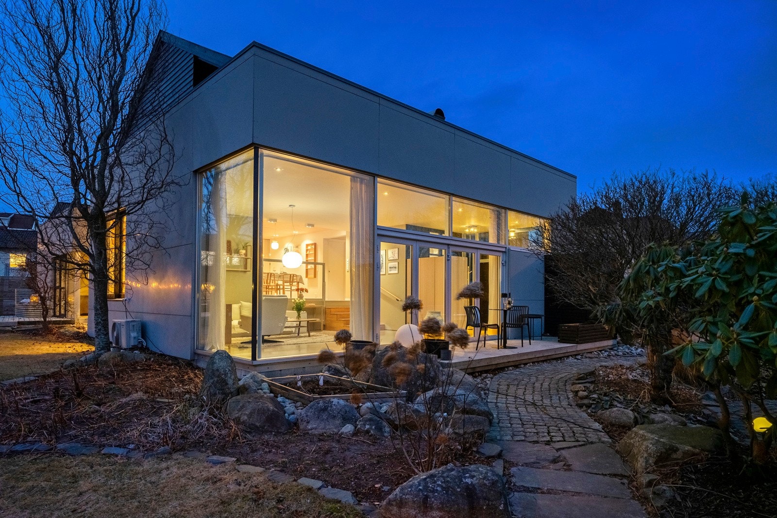 Boligen har moderne påbygg som tilfører et tidsriktig uttrykk, samtidig som originale detaljer fra 50-tallet er bevart og ivaretatt. Galleribilde