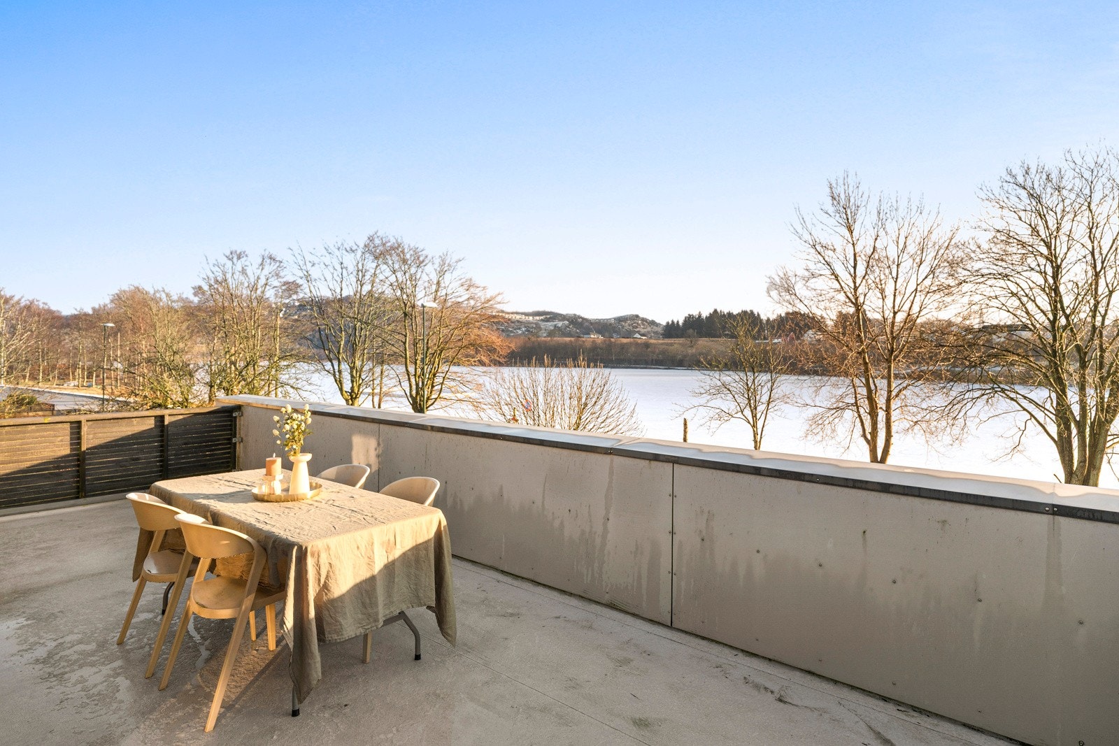 Fra dette rommet har man direkte adkomst til boligens takterrasse. Galleribilde