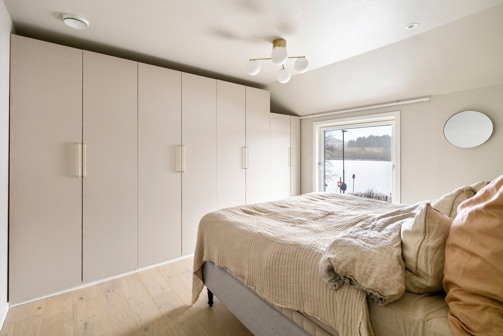 Det ene soverommet har garderobeskap langs den ene veggen, montert i 2021, som gir god oppbevaringsplass. Galleribilde